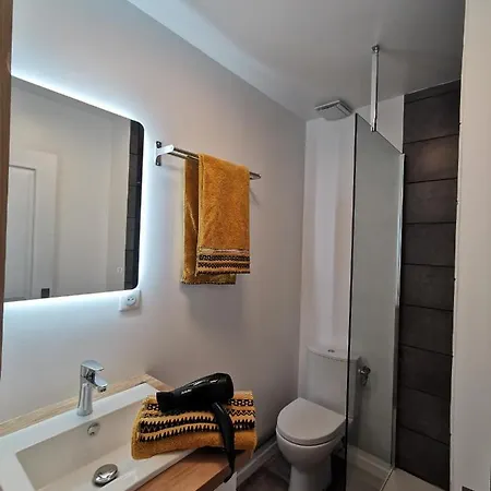 Du Centre, Refaits A Neuf, Climatiseur Mobile, Hyper Centre, 50m A Pieds Des Commerces, Restaurants, Parking Gratuit Apartman